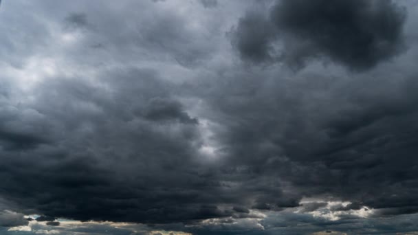 Zeitraffer Graue Regenwolken Schweben Einem Bewölkten Tag Über Den Dunklen — Stockvideo