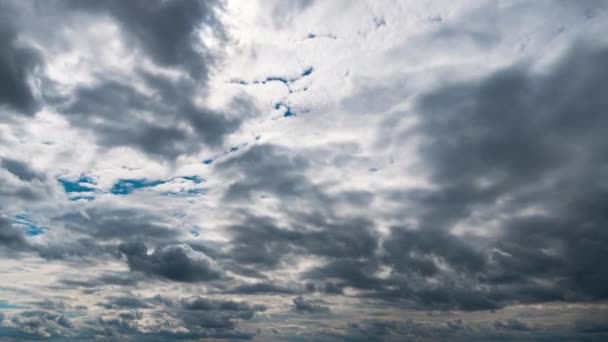 Időszakos Szürke Esős Felhők Lebegnek Sötét Égen Egy Felhős Napon — Stock videók