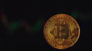 Bilgisayar ekranındaki kripto para ticareti grafiğinin arka planında bitcoin var. Dijital para, bankacılık, yatırım, finans ve iş konsepti.