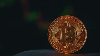 Bilgisayar ekranındaki kripto para ticareti grafiğinin arka planında bitcoin var. Dijital para, bankacılık, yatırım, finans ve iş konsepti.