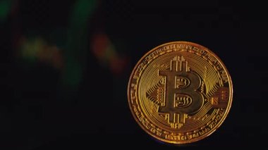 Bilgisayar ekranındaki kripto para ticareti grafiğinin arka planında bitcoin var. Dijital para, bankacılık, yatırım, finans ve iş konsepti.