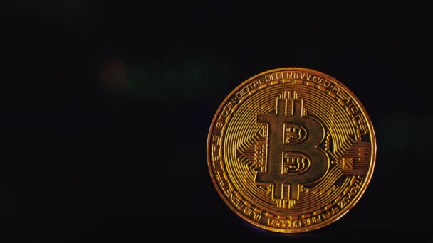 コンピュータ画面上の暗号通貨取引チャートを背景にBitcoinコイン デジタルマネー ビジネスコンセプト — ストック動画