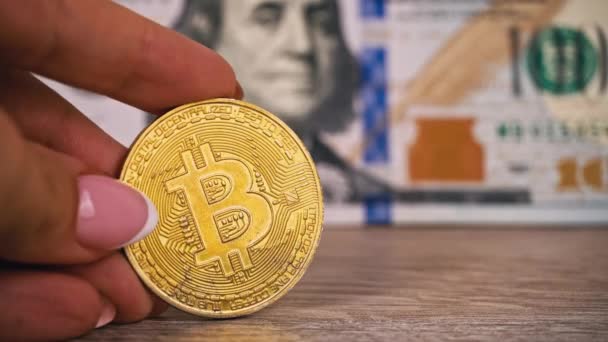 Goldmünze Aus Bitcoin Auf Dem Hintergrund Von Hundert Dollar Scheinen — Stockvideo