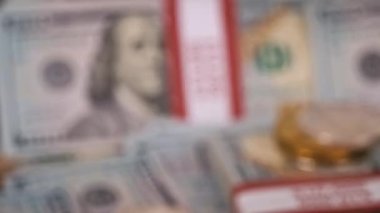 100 dolarlık banknotların arka planında altın Bitcoin madeni para. Kripto para birimi dolarla ölçülür. 100 dolarlık banknotta Bitcoin BTC madeni para var. Sayısal para ve kripto para birimlerinin siber uzayı.