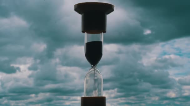 Таймелапс Пісочного Годинника Фоні Блакитних Хмар Час Закінчується Пісок Годиннику — стокове відео