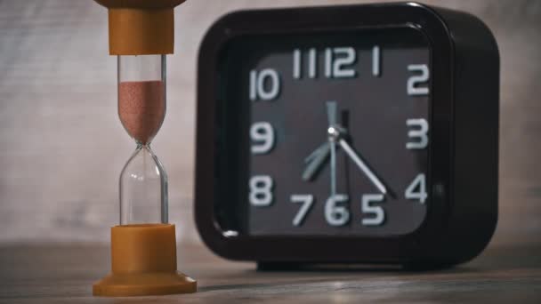 Hourglass Close Déverse Sur Fond Montre Mécanique Ordinaire Sable Coule — Video