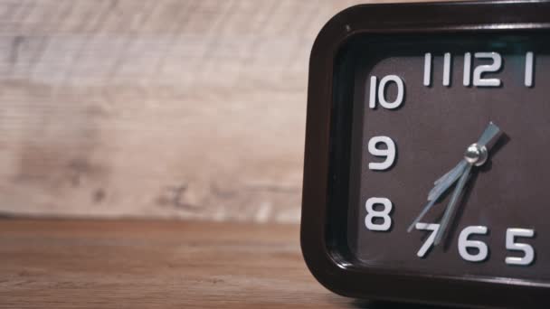Ręce Czasu Brązowym Zegarze Czas Ucieka Piękny Zegar Liczy Minuty — Wideo stockowe