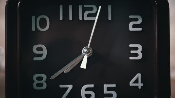 Руки Часу Лежать Коричневому Домашньому Годиннику Час Закінчується Гарний Годинник — стокове відео