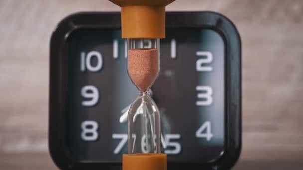 Hourglass Close Déverse Sur Fond Montre Mécanique Ordinaire Sable Coule — Video