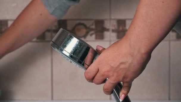 Kvinnors Hand Håller Dusch Badrummet Varifrån Vatten Rinner Bada Duschen — Stockvideo