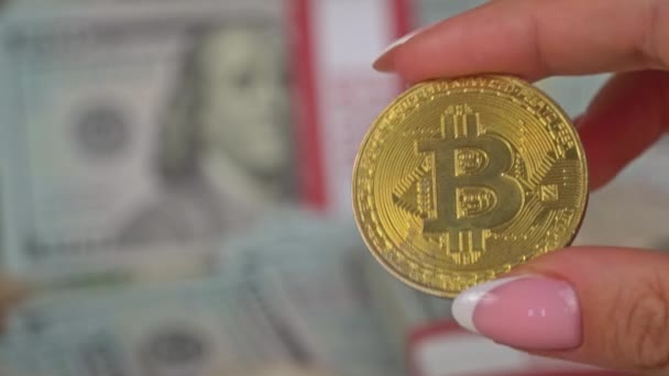Χρυσό Νόμισμα Bitcoin Στο Παρασκήνιο Των Εκατό Δολαρίων Χαρτονομίσματα Κρυπτογράφηση — Αρχείο Βίντεο