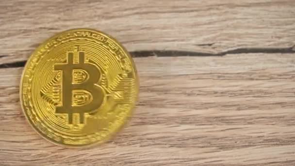 Gold Bitcoin Coin Dreht Sich Zeitlupe Auf Dem Tisch Großaufnahme — Stockvideo