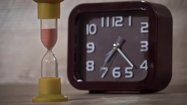 Hourglass Close Déverse Sur Fond Montre Mécanique Ordinaire Sable Coule — Video