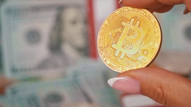 100 Dolarlık Banknotların Arka Planında Altın Bitcoin Madeni Para Kripto — Stok video