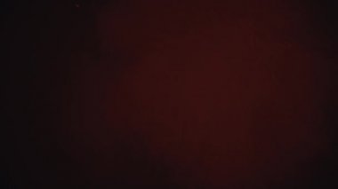 Kırmızı kan damlaları kan birikintisinin içine damlıyor. Kanlı pislik. Korkunç bir kanama. Kırmızı kan damlaları yüzeye düşer. Kanlı korkuluklar..