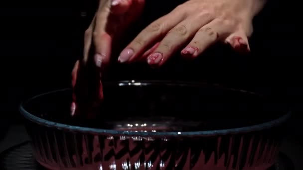 血で覆われた女性の手は暗闇の中で手を洗う ひどい混乱だ ひどい出血だ 血のクリムゾン滴が表面に落ちる 血で傷を負う — ストック動画