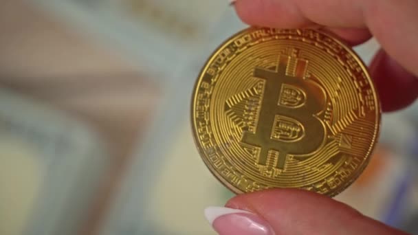 Goldmünze Aus Bitcoin Auf Dem Hintergrund Von Hundert Dollar Scheinen — Stockvideo