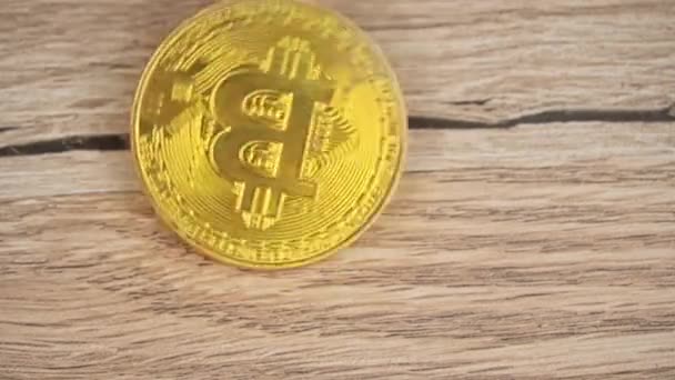 Bitcoin Pièce Tourne Lent Sur Table Close Cyberespace Pièces Numériques — Video