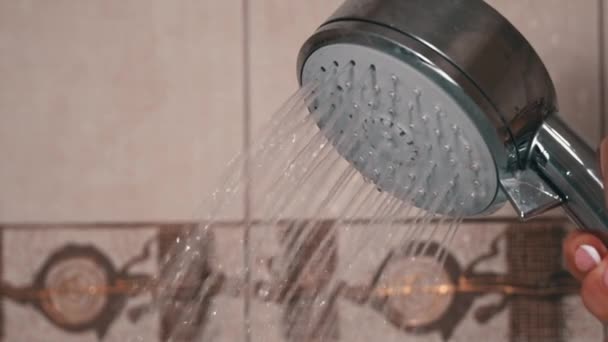 Frauenhand Hält Eine Dusche Badezimmer Aus Der Wasser Fließt Baden — Stockvideo