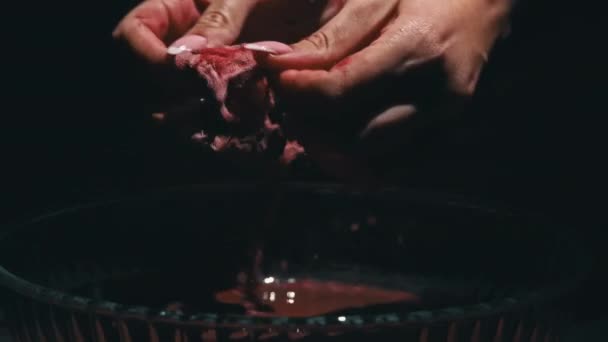 Kanla Kaplı Kadın Elleri Bandajlar Karanlıkta Ellerini Yıkıyor Kanlı Pislik — Stok video