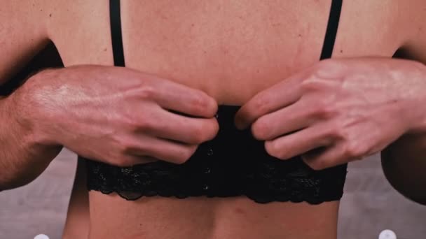 Egy Férfi Ujjai Kioldják Fekete Melltartót Egy Nőn Közelkép Lány — Stock videók