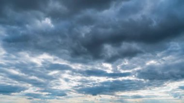 Beyaz kabarık bulutlar mavi gündüz vakti gökyüzünde yavaşça süzülür. Güzel gökyüzü hareket ediyor. Kar beyazı bulutlar yana doğru hareket ediyor..