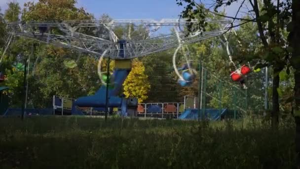 Többszínű Gyerekek Swing Kamilla Forog Őszi Parkban Szórakoztató Park Gyerekeknek — Stock videók
