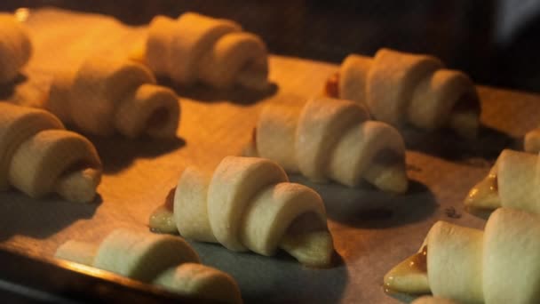 Üppig Gefüllte Croissants Werden Zeitraffer Gebacken Großaufnahme Von Gebäck Das — Stockvideo