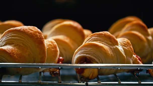 Fluffy Gevulde Croissants Bestrooid Met Poedersuiker Slow Close Gebak Versierd — Stockvideo