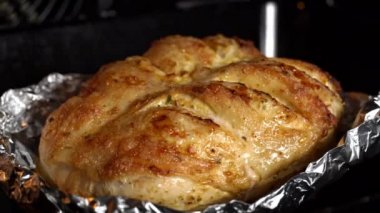 Tavuk filetosu fırında kızartılıyor, yakın plan altın kabuklu. Et fırında taze tavuk göğsünden pişirilir. Tavuk filetosunu elektrikli fırına koy..