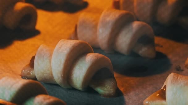 Fyllda Croissanter Bakas Tidsbegränsad Ugn Närbild Bakverk Stiger Ugnen Med — Stockvideo