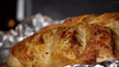 Tavuk filetosu fırında kızartılıyor, yakın plan altın kabuklu. Et fırında taze tavuk göğsünden pişirilir. Tavuk filetosunu elektrikli fırına koy..