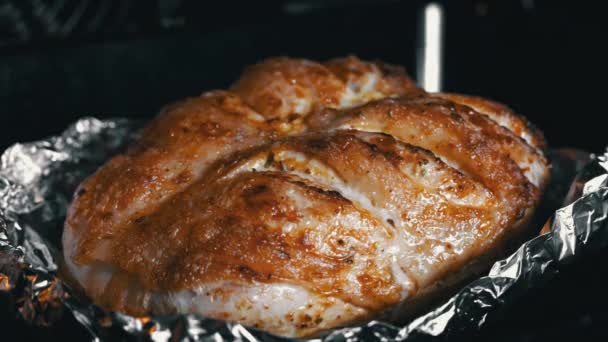 Filete Pollo Fríe Horno Con Primer Plano Corteza Dorada Carne — Vídeo de stock
