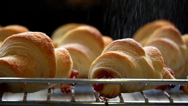 Croissants Rellenos Esponjosos Espolvoreados Con Azúcar Polvo Lento Los Pasteles — Vídeos de Stock