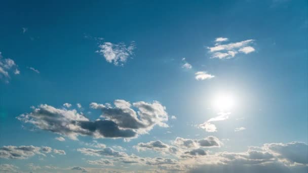 Nubes Blancas Esponjosas Flotan Lentamente Través Del Cielo Azul Diurno — Vídeos de Stock