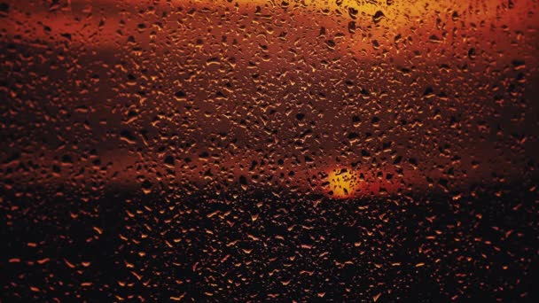 Krople Deszczu Kapią Stele Oknie Tle Zachodzącego Słońca Deszczowa Pogoda — Wideo stockowe