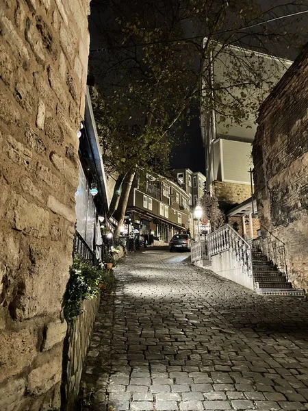 有铺面公路和石墙的欧洲老街 — 图库照片
