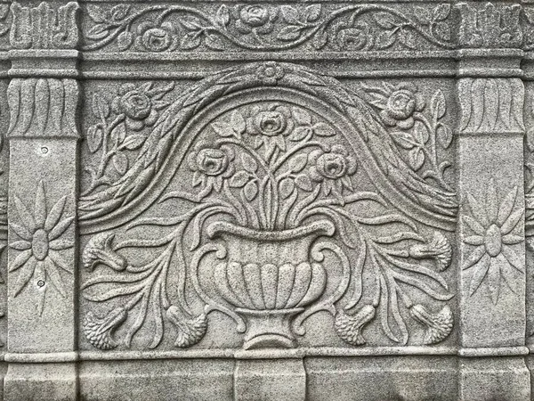 Old Medieval Stone Wall Decoration Vase Flowers — 图库照片