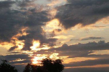 Letonya, Riga, 09 / 29 / 2021. Riga 'daki Bolderaja sahil parkında gün batımı.