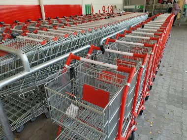 Letonya, Riga, 03.10.2021. Imanta 'daki Riga alışveriş merkezinde el arabaları..