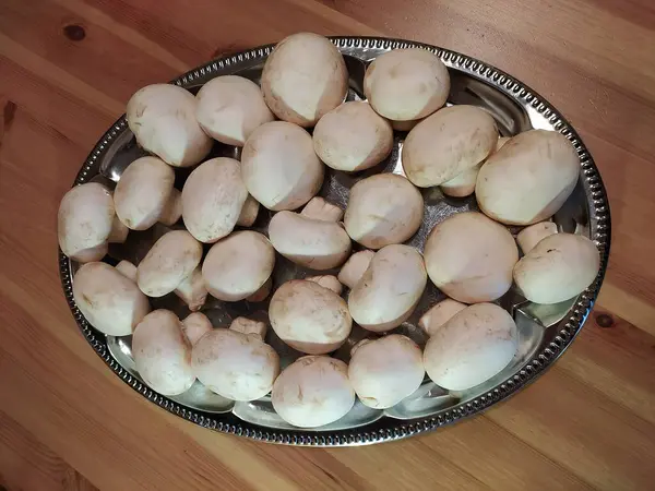 拉脱维亚 2021年10月9日 在厨房桌上的盘子里放着生蘑菇 — 图库照片