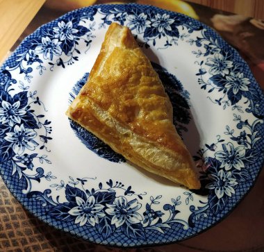 Letonya, Riga, 11.10.2021. Sıcak etli turta..