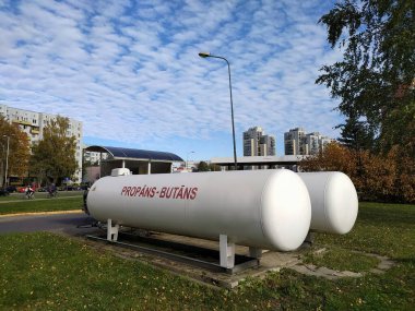 Letonya, Riga, 12.10.2021. Riga 'nın Imanta semtindeki bir benzin istasyonunda sıvılaştırılmış benzin deposu..