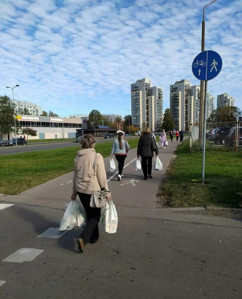 Łotwa Ryga 2021 Mieszkańcy Mikrodzielnicy Imanta Rydze Niezbędnymi Dobrami Wracają — Zdjęcie stockowe