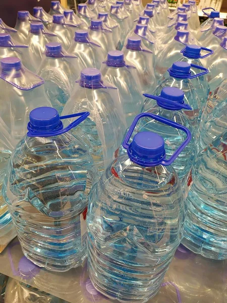 Letonya, Riga, 12.10.2021. Dükkandaki plastik şişelerde temiz içme suyu..