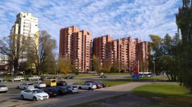 Letonya, Riga, 12.10.2021. Imanta 'nın yerleşim bölgesi. Burada yüksek binalar, yeşil park alanları ve sakinler için iyi bir altyapı inşa edildi. Buradaki dairelerin maliyeti Letonya 'nın diğer bölgelerinden daha yüksektir..