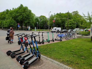 Letonya, Riga, 20.05.2021. Şehrin sokaklarında elektrikli scooter 'lar.