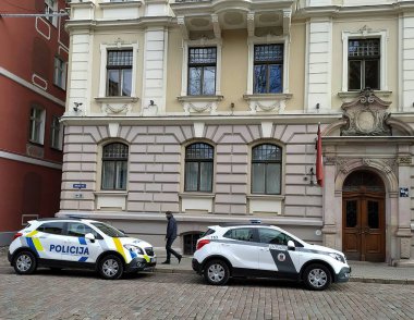 Letonya, Riga, 19.10.2021. Riga 'nın merkezinde polis arabaları var. Polis güvenliği izliyor.