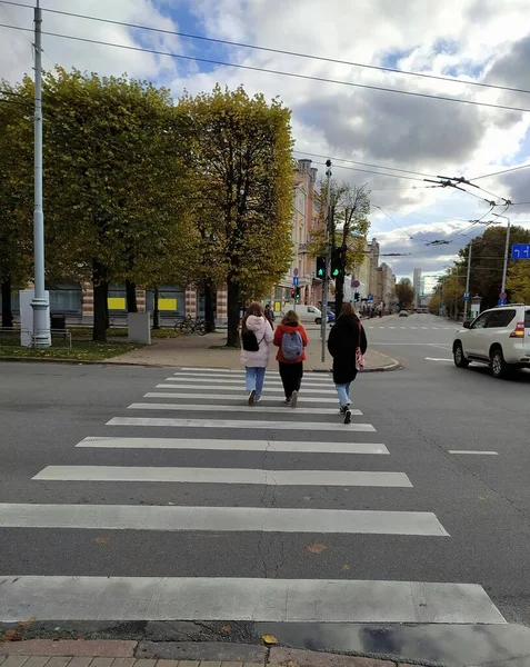 라트비아 2021 중심에 보행자 교차로 지브라 — 스톡 사진