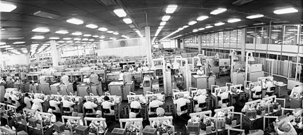 ラトビア 1985 リガ生産組合 アルファ 大集積回路 チップ の組立1985年10月28日 — ストック写真